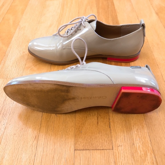 Calvin Klein ‘Camella’ Oxford in beige - Picture 2 of 4